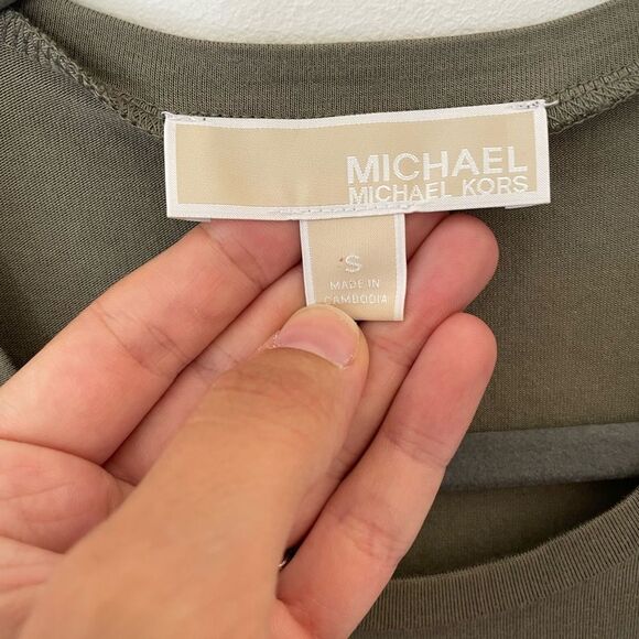 Michael kors sleeveless shirt in army green, mostly made of polyester NWOT small - Picture 4 of 6